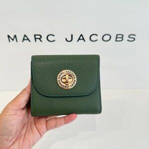 Marc Jacobs 4R5SMP029S01 Bifold Turnlock Wallet Leather ‼️Spruce Color